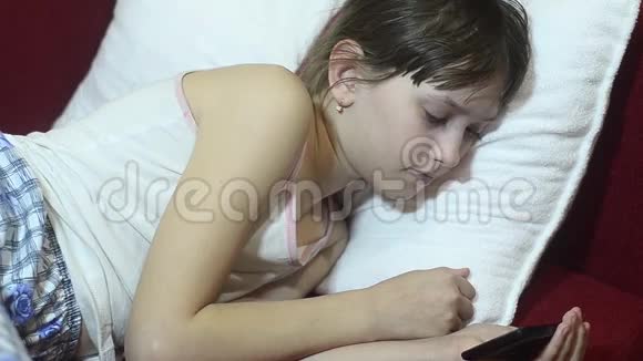 少女带着电话睡着了视频的预览图