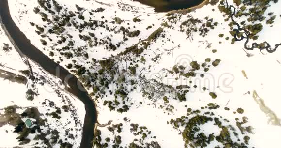 爱达荷州的冬季雪和蜿蜒的河流视频的预览图