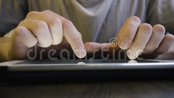 男性手指在平板电脑触摸屏上输入文字视频的预览图