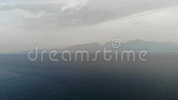 无人机正朝着岛上飞去在海面上向岛上飞来的摄像机群岛的海景群岛视频的预览图