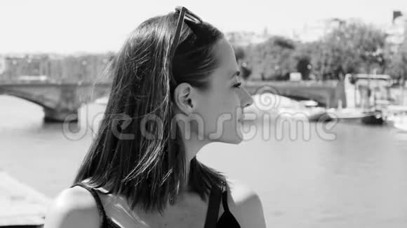 年轻女子在巴黎抽烟视频的预览图