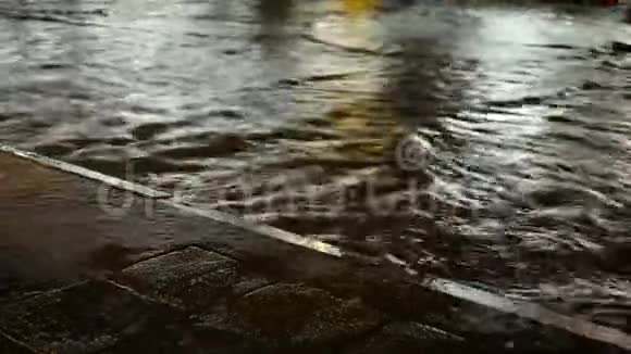 雨夜的洪水道路交通视频的预览图