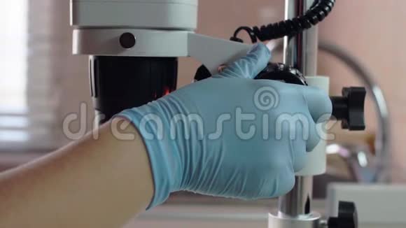 实验室助手手转动显微镜手柄视频的预览图