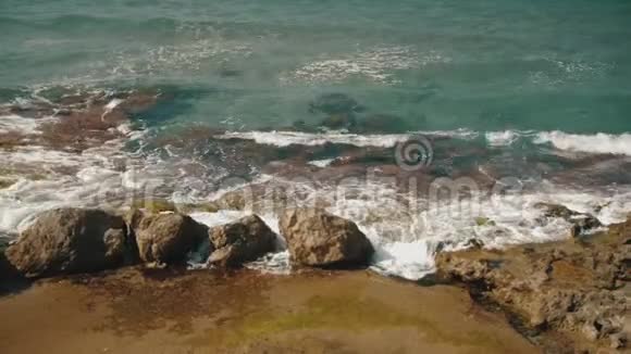 希腊克里特岛的雷蒂姆诺海浪拍打在岩石上视频的预览图