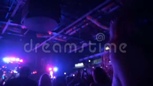 一群人在音乐会上玩气球在音乐厅周围飞舞视频的预览图