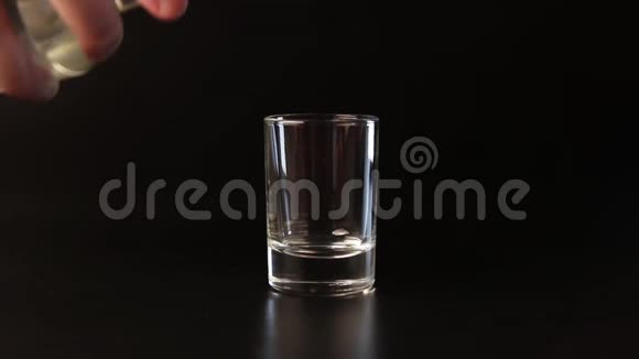 男性手将酒精倒入玻璃中酒保准备酒精鸡尾酒视频的预览图