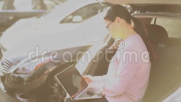 女商人正在外面用笔记本电脑打字视频的预览图