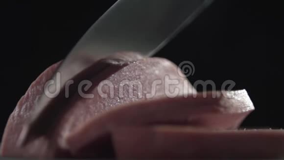 刀在灰色的表面上切香肠视频的预览图
