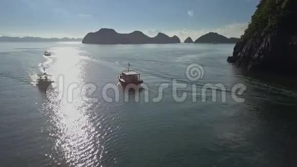 无人机展示带帆船的宁静海湾视频的预览图