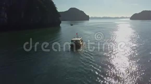 Drone沿着太阳之路沿Tranquil湾沿着旅游船行驶视频的预览图