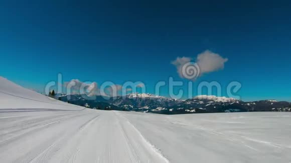滑雪者下山时4K镜头视频的预览图