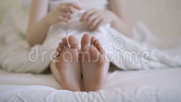 有皮肤剥落的女性脚术后脚部脱皮视频的预览图