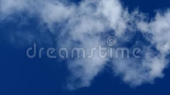白烟映衬着蓝天空气中蒸汽视频的预览图
