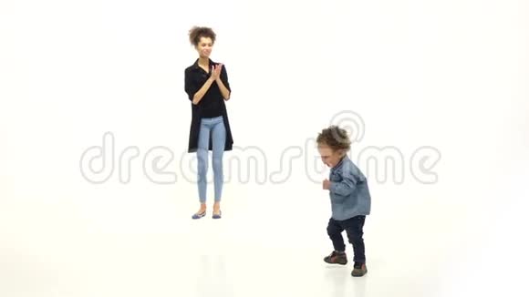 非裔美国母亲拍手儿子跳舞白色背景视频的预览图