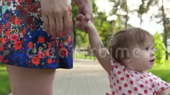 小宝宝学着爸爸妈妈走路快乐的一家人在夏天公园散步视频的预览图