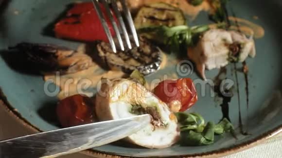 特写镜头鸡肉在咸肉中与蔬菜一起烤在蓝色盘子上配上酱汁和绿色沙拉视频的预览图