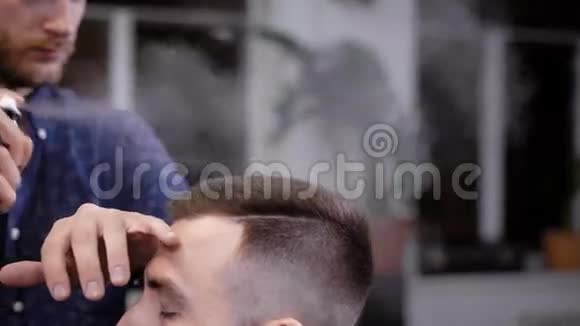 理发店的一位客人来到理发店为了改变他的形象理发师用喷发剂制作了一个视频的预览图