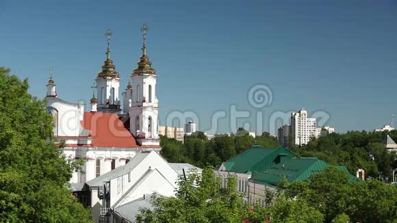 维捷布斯克白俄罗斯夏日阳光明媚的复活教堂放大放大视频的预览图