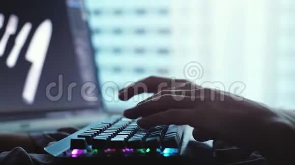 男性手在全景窗口旁的笔记本电脑键盘上打字3840x2160视频的预览图