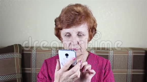 老年妇女通过电话交谈视频的预览图
