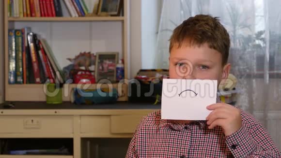 男孩脸上挂着悲伤视频的预览图