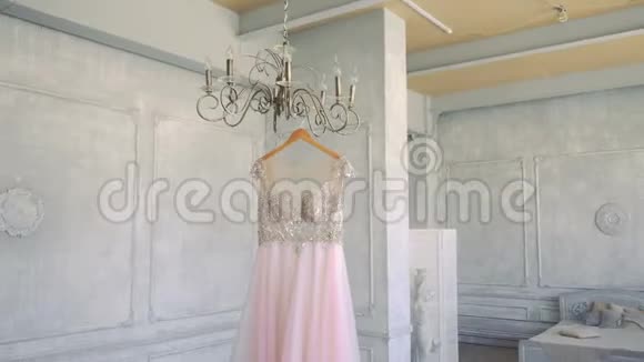 酒店的吊灯上挂着结婚的紫色连衣裙视频的预览图