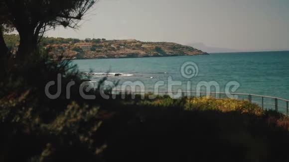 希腊克里特岛的雷蒂姆诺海浪拍打在岩石上视频的预览图
