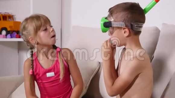 男孩戴上面具和游泳筒一个女孩正在寻找视频的预览图