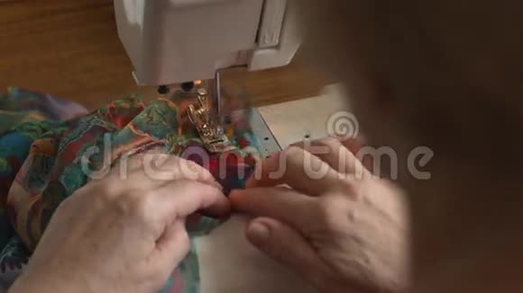 女士在缝纫机上的手工缝纫视频的预览图