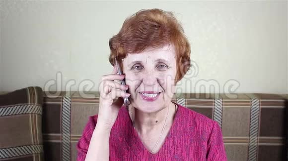 老年妇女通过电话交谈视频的预览图