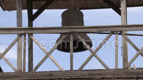 木制建筑上的钟声视频的预览图
