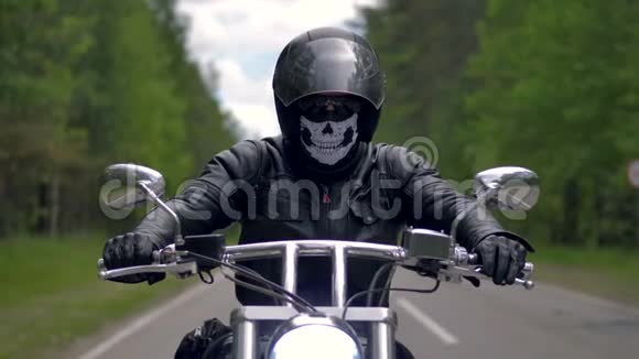 骑摩托车的男子骑摩托车身穿黑色衣服和头盔视频的预览图