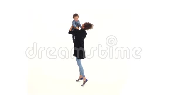 一个非裔美国人的妈妈把她的孩子扔起来他喜欢笑白色背景慢动作视频的预览图
