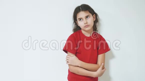 伤心沮丧的小女孩站在墙边女孩的悲伤情绪生活方式的小女孩视频的预览图
