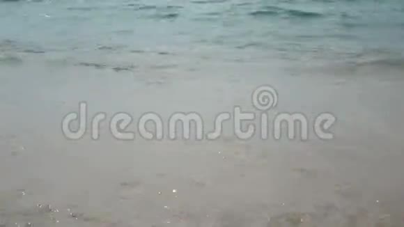 4K柔和的海浪清澈的海水在泰国普吉的白沙滩上与复制空间区热带夏海滩视频的预览图