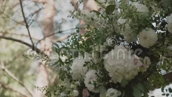 婚礼用花装饰装饰婚礼场所视频的预览图