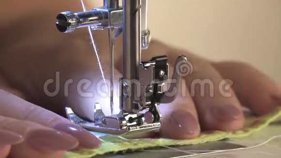 在缝纫机上工作女裁缝缝制缝纫视频的预览图