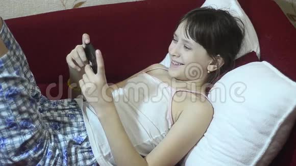 少女通过电话在网上交流视频的预览图