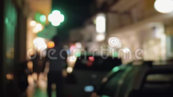夜城街道有停放的汽车和照明的横幅视频的预览图