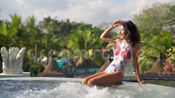 在酒店游泳按摩浴缸里放松的女人视频的预览图