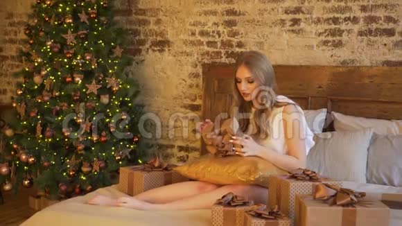 家里的女孩手里拿着圣诞礼物新年的筹备工作视频的预览图
