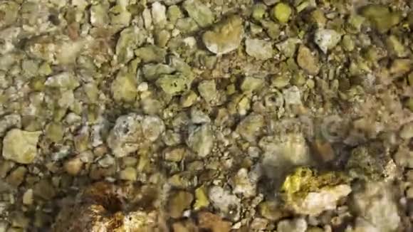 天然美丽的海石和水的背景视频的预览图