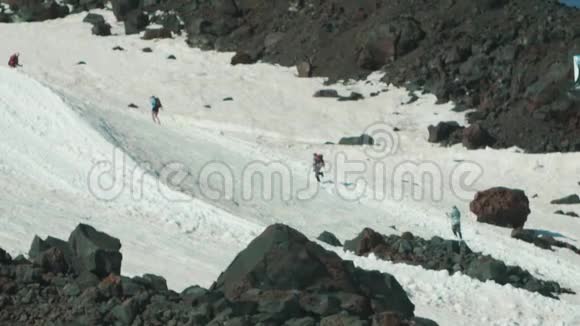 5人们在大雪纷飞的高山上漫步视频的预览图
