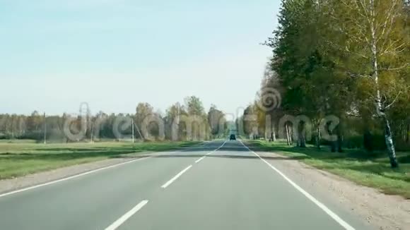 白俄罗斯树木之间汽车行驶的秋路视频的预览图