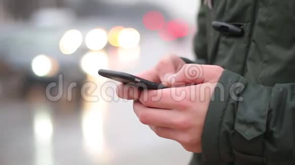 一个年轻人在街上使用他的智能手机视频的预览图