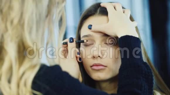 化妆师给年轻女人化妆视频的预览图