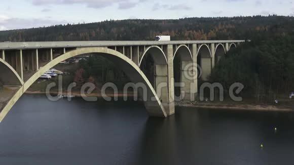 河岸上的汽车交通河面上的桥梁建筑河上的混凝土桥视频的预览图