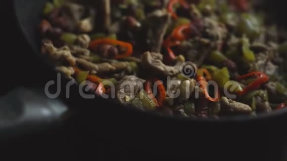 煎锅与准备好的法吉塔墨西哥菜视频视频的预览图