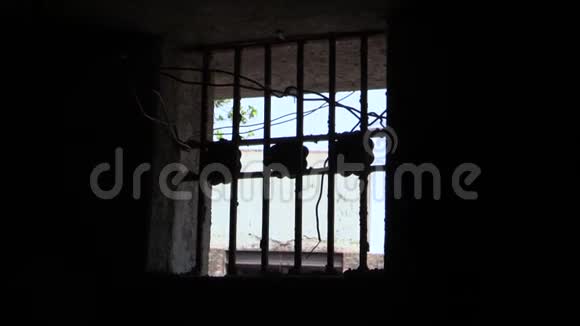 囚室的窗棂黑暗的小窗户有格子视频的预览图