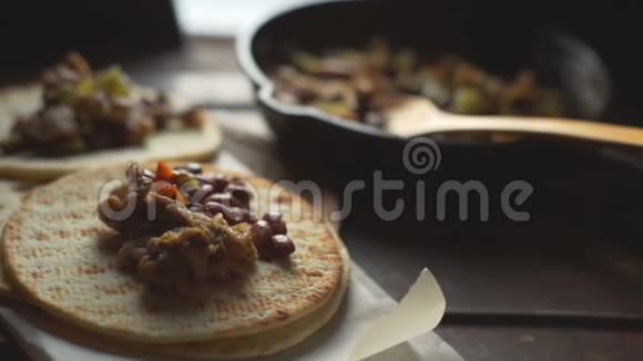 玉米饼和煎锅与填充视频视频的预览图